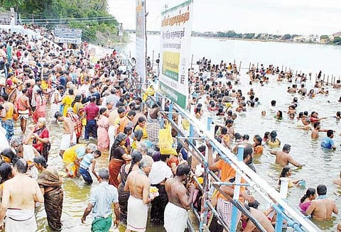 மகா புஷ்கர விழாவின் 6-வது நாள் புனித நீராடுவதற்காக காவிரி கரையில் குவிந்த பக்தர்கள்