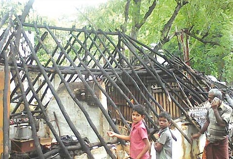 மெழுகுவர்த்தி கீழே விழுந்து பெண் கூலி தொழிலாளியின் குடிசை தீயில் எரிந்து சாம்பல்