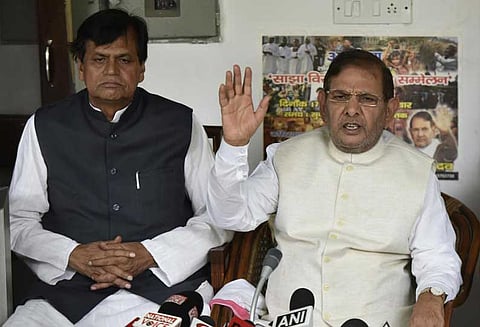 சரத் யாதவின் எம்பி பதவியை பறிக்க ஐக்கிய ஜனதா தளம் கோரிக்கை