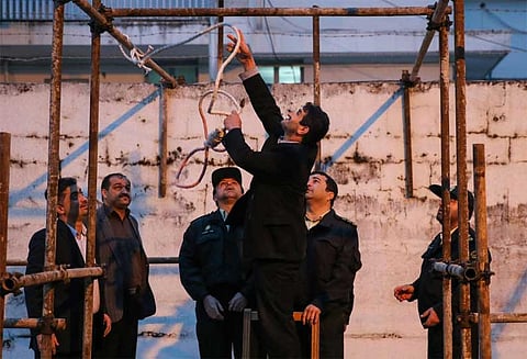 7 வயது சிறுமியை பாலியல் பலாத்காரம் செய்து கொன்ற நபரை பொதுஇடத்தில் தூக்கிலிட்டது ஈரான்