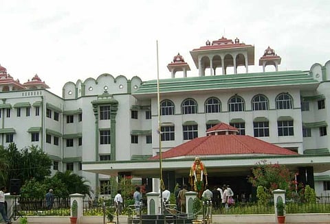 வேலை நிறுத்தத்தில் ஈடுபட்ட அரசு ஊழியர்களுக்கு சம்பளம் பிடித்தம் செய்யக்கூடாது மதுரை ஐகோர்ட் கிளை உத்தரவு