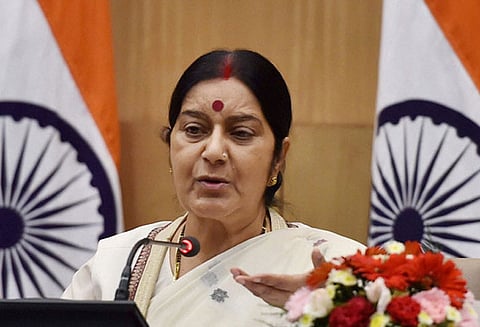 சுஷ்மா சுவராஜும் பாகிஸ்தான் வெளியுறவுத்துறை மந்திரி காவ்ஜா ஆசிப்பும் பரஸ்பரம் நலம் விசாரிப்பு