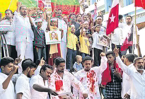 ரோஹிங்யா முஸ்லிம்களுக்கு ஆதரவாக தமிமுன் அன்சாரி, தனியரசு, கருணாஸ் ஆர்ப்பாட்டம்