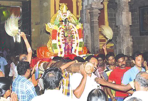 நவராத்திரி விழா: திருவானைக்காவல் அகிலாண்டேஸ்வரி கோவிலில் அம்பாள் ஏகாந்த காட்சி