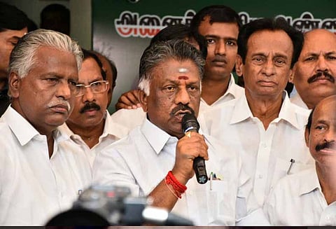 ஓ.பன்னீர்செல்வம்-11 எம்.எல்.ஏக்களை நீக்க கோரி தி.மு.க. வழக்கு நாளை மறு நாள் விசாரணை