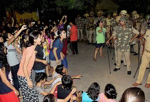 பனாரஸ் இந்து பல்கலைக்கழகத்தில் வன்முறை: ஆயிரத்துக்கும் மேற்பட்ட மாணவர்கள் மீது வழக்கு பதிவு