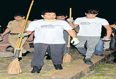 மும்பையில் துடைப்பம் ஏந்தி தெருக்களை சுத்தம் செய்த சச்சின் தெண்டுல்கர் சுற்றுப்புறத்தை தூய்மையாக வைத்திருக்க வேண்டுகோள்