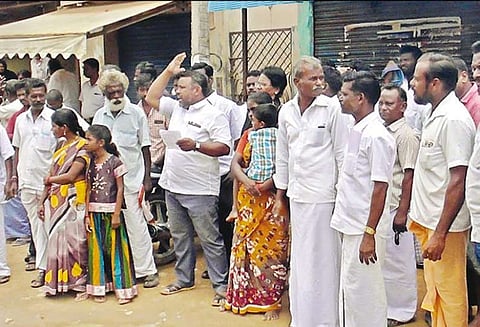 நாகநாதர்கோவில் அருகே மதுக்கடை திறக்க எதிர்ப்பு தெரிவித்து ஆர்ப்பாட்டம்