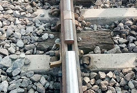 தண்டவாளத்தில் திடீர் விரிசல்; ரெயில்கள் நடுவழியில் நிறுத்தம் பயணிகள் அவதி