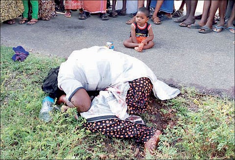 ஊத்துக்குளி அருகே இளம்பெண் கழுத்தை அறுத்துக்கொலை விடியவிடிய அழுது கொண்டிருந்த குழந்தை