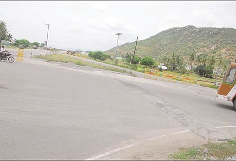 பொதுமக்கள் போராட்டம் எதிரொலி: புறவழிச்சாலையில் வேகத்தடை- வேகத்தடுப்புகள் அமைக்கப்பட்டன