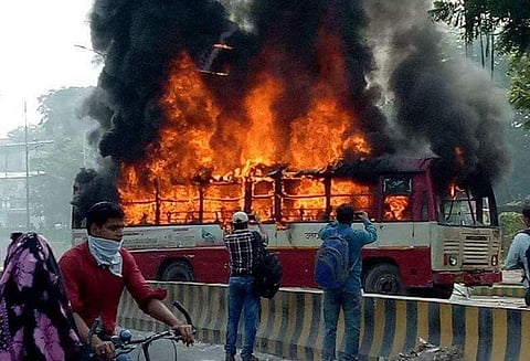 அலகாபாத் பல்கலைக்கழகத்திற்கு வெளியே மாயாவதி கட்சி தலைவர் சுட்டுக்கொலை, வன்முறை வெடிப்பு