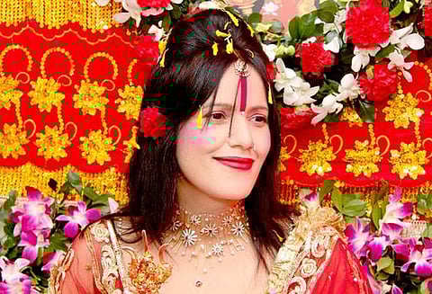 போலீஸ் அதிகாரி இருக்கையில் ராதே மா! போலீஸ் விசாரணையை தொடங்கியது