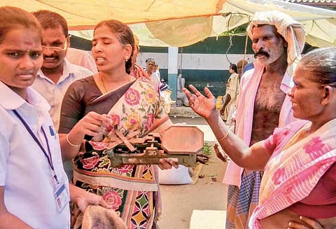 மானாமதுரை வாரச்சந்தையில் முறைகேடாக பயன்படுத்திய தராசு, எடைக்கற்கள் பறிமுதல்