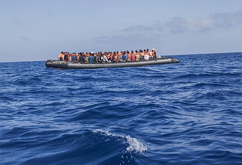 வங்காளதேசத்தில் ரோஹிங்யா அகதிகள் சென்ற படகு கவிழ்ந்து விபத்து: 12 பேர் பலி