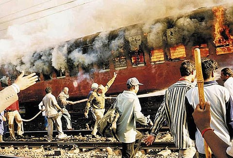 கோத்ரா ரெயில் எரிப்பு வழக்கில் 11 பேரின் தூக்குத்தண்டனை ஆயுள் தண்டனையாக குறைப்பு