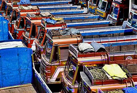 2 வது நாளாக லாரிகள் வேலை நிறுத்தம்: 10 ஆயிரம் கோடி ரூபாய் மதிப்பிலான பொருட்கள் தேக்கம்