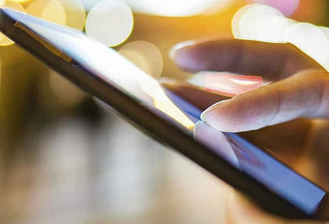 ஸ்மார்ட் போனில் கேம் விளையாடி கண் பார்வையை பறிகொடுத்த இளம்பெண்!