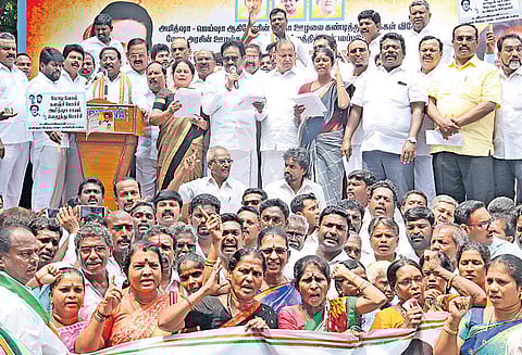 10 ஆயிரத்துக்கும் மேற்பட்டோர் டெங்குவால் பாதிப்பு: தமிழகத்தை பார்வையிட மத்திய மந்திரிகள் வராதது ஏன்?