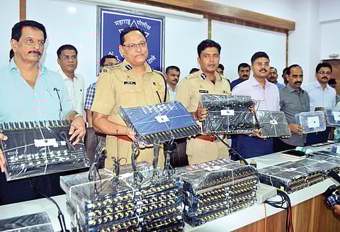 பிவண்டியில், சட்டவிரோதமாக டெலிபோன் எக்ஸ்சேஞ்ச் நடத்திய 9 பேர் பிடிபட்டனர்