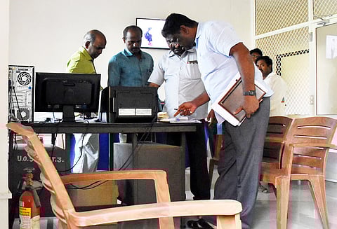 வட்டார போக்குவரத்து அலுவலகங்களில் லஞ்ச ஒழிப்பு போலீசார் சோதனை கட்டுக்கட்டாக ரூபாய் நோட்டுகள் சிக்கின