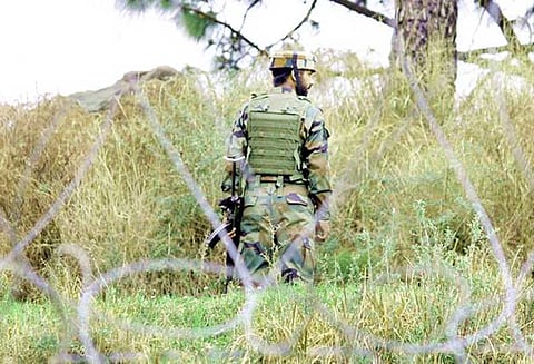 ஜம்மு காஷ்மீர்: பாகிஸ்தான் ராணுவம் அத்துமீறி தாக்குதல் ராணுவ வீரர் வீர மரணம்