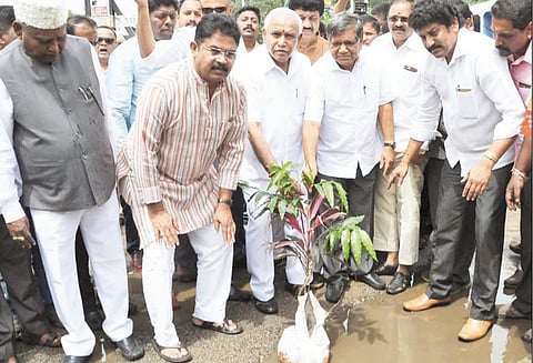 பெங்களூருவில் சாலைகளை மேம்படுத்த ஒதுக்கப்பட்ட ரூ.4,000 கோடி நிதி எங்கே போனது? -எடியூரப்பா கேள்வி