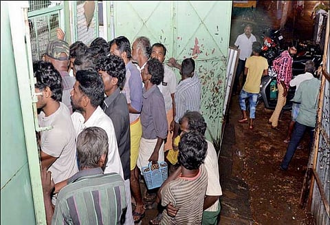 திருப்பூரில் மதுபானங்களின் விலை உயர்வால் மதுப்பிரியர்கள் வேதனை