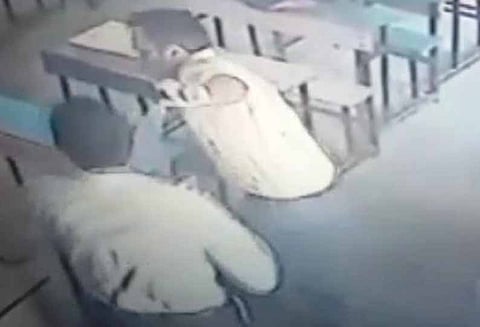 ஆசிரியரை விரட்டி விரட்டி தாக்கிய மாணவன்