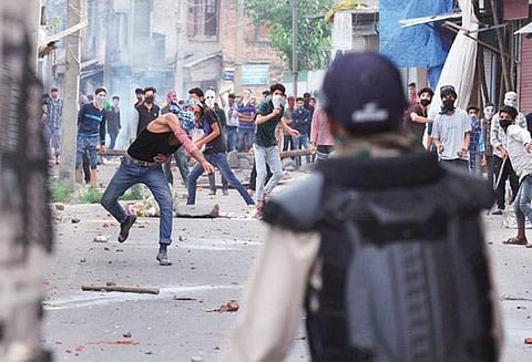 புல்வமா பகுதியில் பாதுகாப்பு படையினர் மீது பொதுமக்கள் கல்வீசி தாக்குதல்