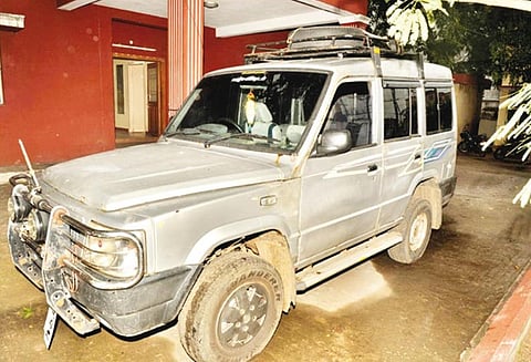 புதுச்சேரியில் இருந்து காரில் கடத்தி வரப்பட்ட ரூ.3 லட்சம் மதுபாட்டில்கள்-சாராயம் பறிமுதல்