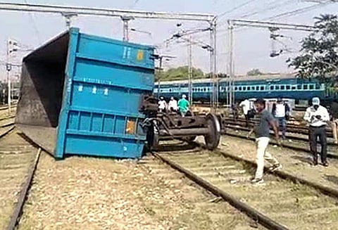 மதுராவில் சரக்கு ரயில் தடம் புரண்டு விபத்து:, டெல்லி-ஆக்ரா ரயில் போக்குவரத்து பாதிப்பு