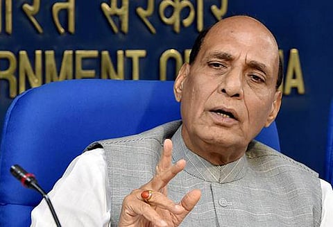 வீரவணக்க நாள்: டெல்லி காவலர் நினைவு சின்னத்தில் ராஜ்நாத் சிங் மரியாதை