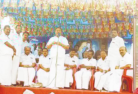 மு.க.ஸ்டாலினுடன் சேர்ந்து இரட்டை இலை சின்னத்தை முடக்க டி.டி.வி.தினகரன் முயற்சி