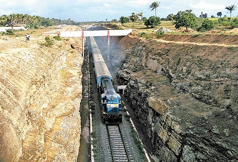 தண்டவாளத்தில் பாறைகள் விழாமல் இருக்க ரூ.5½ கோடியில் இரும்புகம்பி வலைகள் அமைக்க முடிவு