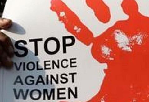 பொதுவெளியில் பாலியல் பலாத்காரத்தில் ஈடுபட்ட போதை வாலிபர்: பொதுமக்கள் யாரும் தடுக்க முன்வராத அவலம்