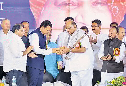 சரத்பவார் பாராட்டு விழாவில் சிவசேனா மீது பட்னாவிஸ் கடும் தாக்கு