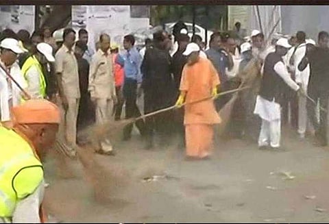 உ.பி. முதல்வர் தாஜ்மஹாலில் தூய்மை பணியில் ஈடுபட்டார்; ரூ.370 கோடி மதிப்பிலான திட்டங்களை தொடங்கி வைத்தார்