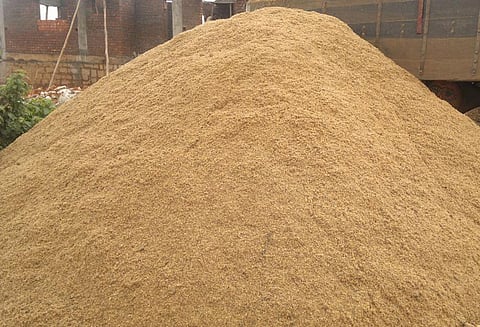 சரக்கு ஆட்டோவில் மணல் ஏற்றி வந்த 3 பேர் கைது