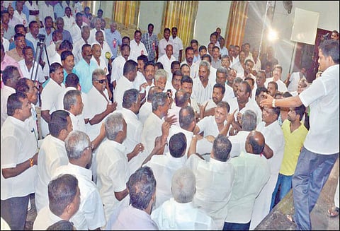 நாமக்கல் தாலுகா லாரி உரிமையாளர்கள் சங்க மகாசபை கூட்டத்தில் கூச்சல், குழப்பம்