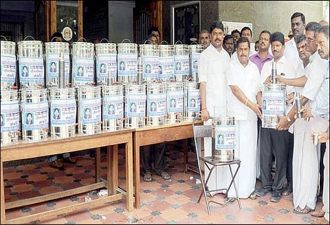 தர்மபுரி மாவட்டத்தில் பொதுமக்களுக்கு நிலவேம்பு குடிநீர் வினியோகிக்க 20 கேன்கள்
