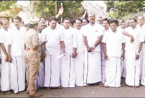 பயிர்க் காப்பீட்டு தொகை வழங்க வலியுறுத்தி விவசாயிகள் சாலை மறியல்