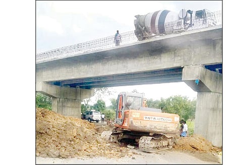 குடிநீர் குழாய் உடைப்பை சீரமைக்கும் பணி: நீடாமங்கலத்தில் போக்குவரத்து மாற்றம்