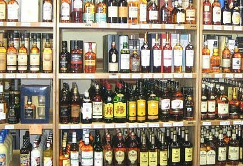 கேரளா அரசு மதுபான கடைகளில் விற்பனையாளர்களாக பெண்கள்