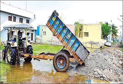 விழுப்புரத்தில் குண்டும்- குழியுமான சாலையை பொதுமக்களே சீரமைத்தனர்