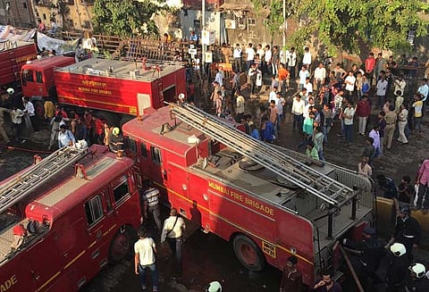 மும்பை பந்த்ரா ரெயில் நிலையம் அருகே பயங்கர தீ விபத்து