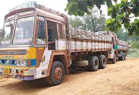 திருச்சியில் இருந்து குலசேகரத்திற்கு நூதன முறையில் மணல் கடத்திய 3 லாரிகள் பறிமுதல்