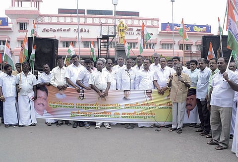 நெல்லையில் காங்கிரஸ் கட்சியினர் ஆர்ப்பாட்டம் டெங்கு காய்ச்சலை கட்டுப்படுத்த கோரிக்கை