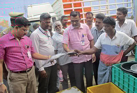 தென்காசி சந்தையில் உணவு பாதுகாப்பு அதிகாரிகள் திடீர் சோதனை 115 கிலோ மீன்கள் அழிப்பு