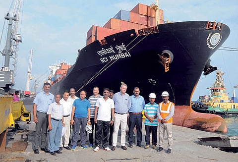 தூத்துக்குடி துறைமுகத்திற்கு பெரிய சரக்கு பெட்டக கப்பல் வருகை